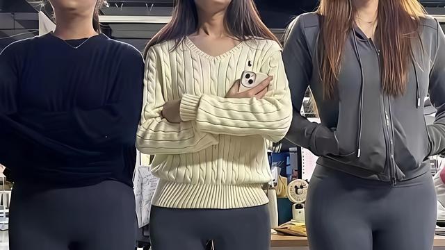 勇敢的雪梨Cme：三个女同事穿瑜伽裤上班