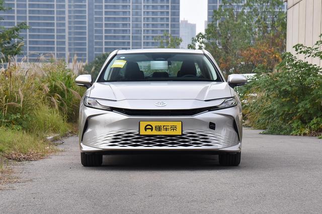 丰田凯美瑞卖12万出头，车长4915mm，三种动力可选，油耗4.2L