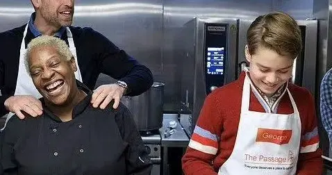 威廉从未忘记妈妈！乔治开启继承者之路，和爸爸一起延续戴妃爱心