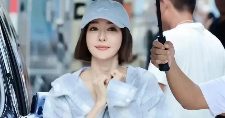 秦岚剪了波波头短发大回春！穿格子衬衫针织裙，休闲随性又时髦！