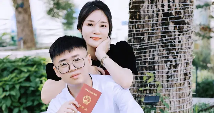 浙江27岁李其平去世，被曝与债务有关压力大，漂亮妻子摆摊卖寿司