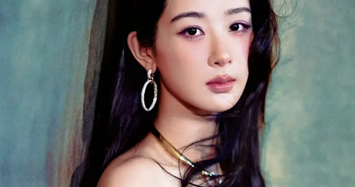 杨紫鎏金抹胸礼裙，将沙丘纹理与生命倔强完美融合，水下光影大片