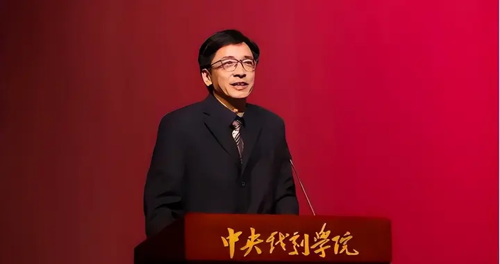 中戏风波牵连国话！易烊千玺三人免试入编，4 年前的猫腻藏不住了