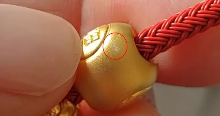 周生生掺假曝光后，可怕的问题浮现：你家的黄金可能也是“次品”