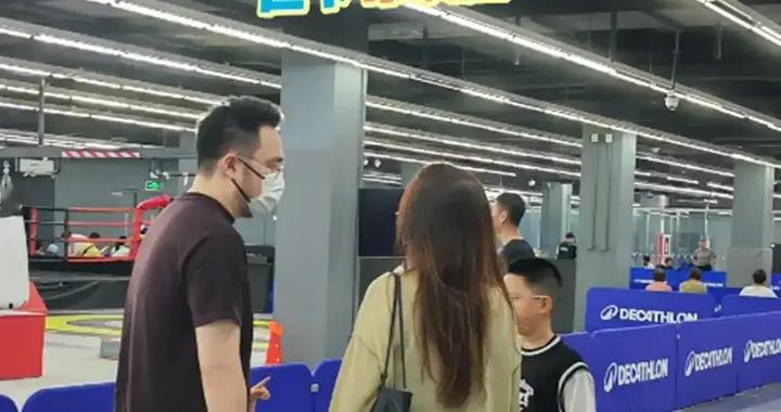 偶遇宋丹丹儿子巴图一家 俩萌娃讨喜 巴图清瘦状态清爽帅气