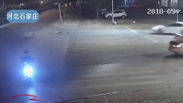 牧马人不满奥迪超车，120码撞击对方，一家三口脑浆崩裂惨死路边