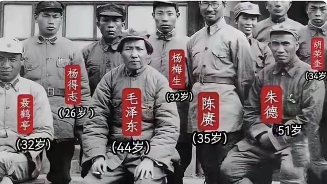 庄里靓女：他们虽然贫穷，穿着简单且有补丁