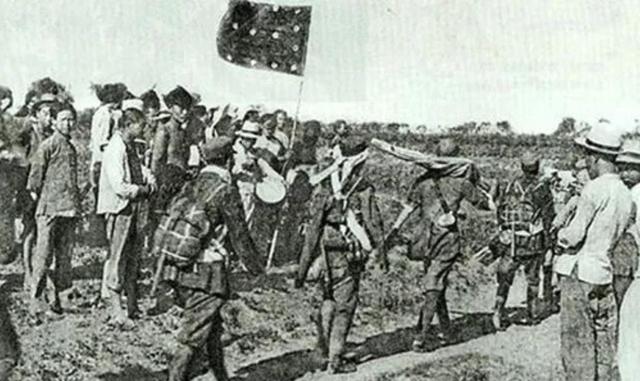 1949年小战士在报纸上认出父亲，指导员：开玩笑，他可是兵团司令