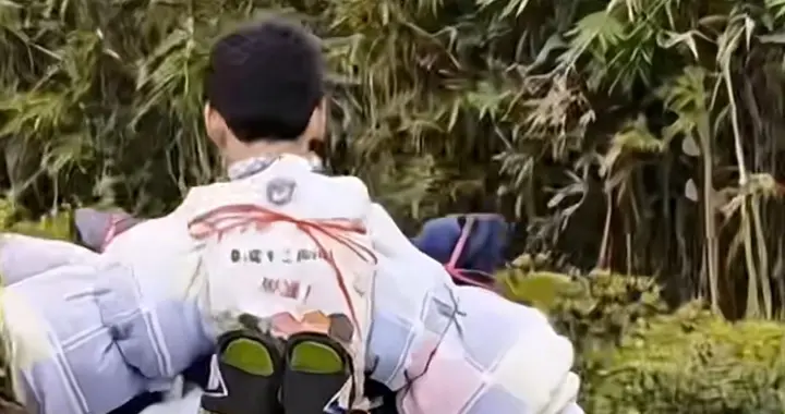 背上行李堆成山！初二学生离校独自回家，婉拒父母接送，背影封神