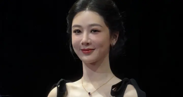 杨紫自从拿了白玉兰视后气质 越来越大气端庄了，就是法令纹有点深