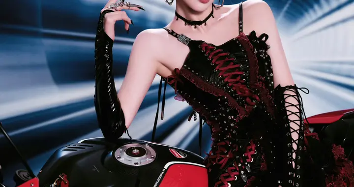 唐艺昕红黑绑带裙配机车的甜酷反差感，“杀疯了”