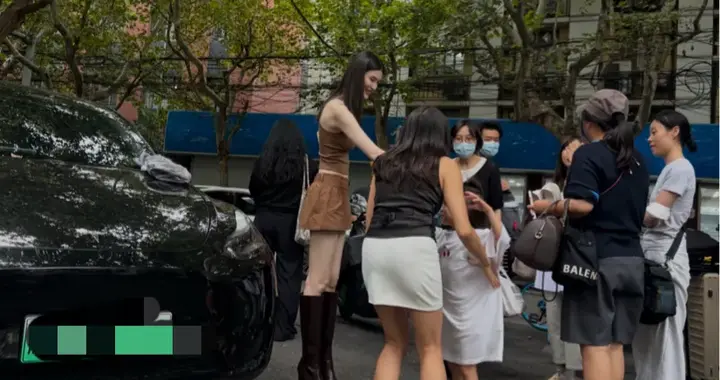 何穗街头拍摄路透图，本人超大一只，皮肤白个子高但颜值有点普通