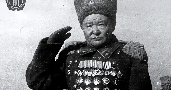 乔巴山从放牛娃变成蒙古开国元帅，靠的是早