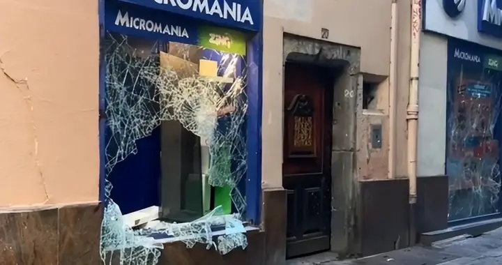 6辆警车死守马克龙亲戚店，老百姓店烧光没人管，警察都看不下去
