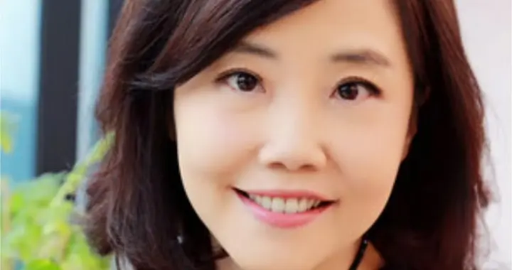 59岁尹乃菁陪郑丽文赴江苏，这位镇江籍央视评论员又要“回家”了