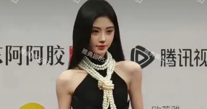 鞠婧祎的肩膀咋回事？又宽又突出跟她的小身材和小细腰一点不匹配