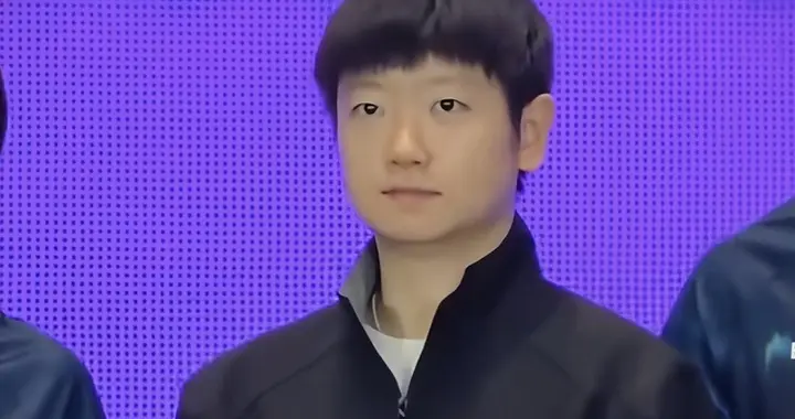 孙颖莎现身深圳大学并颁奖，化身教练指导小队员，覃予萱充当陪练