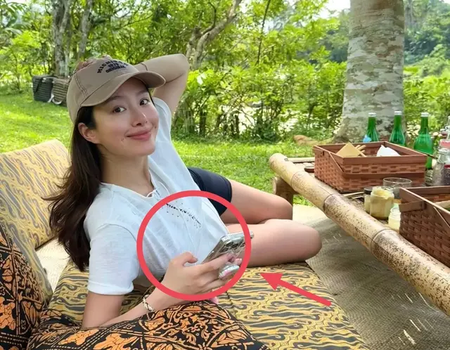 杨采钰母亲节晒孕肚照，侧躺肚子已有六七月大，背影看起来却很瘦