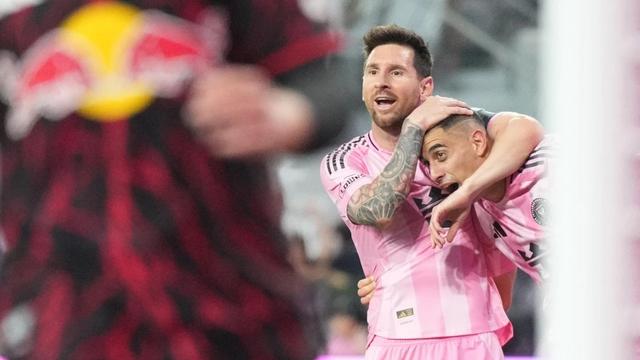 西甲二人转：阿根廷球星梅西正在西班牙卡斯