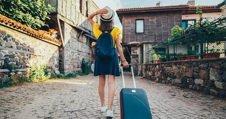 欧盟新系统上线，122 人误机，有人多花1600镑，中国游客入境更难