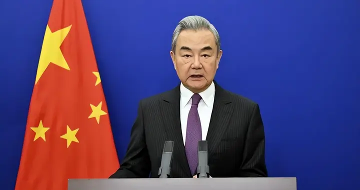 日本无人艇阴谋曝光，高市内阁被催辞职，王毅根本不给日碰瓷机会