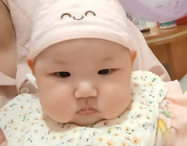 四月龄宝宝疯狂“噗口水”的秘密，原来是这个意思！