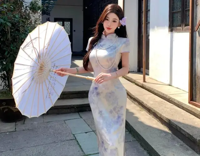 一袭晕染旗袍，清丽秀雅，温婉如玉
