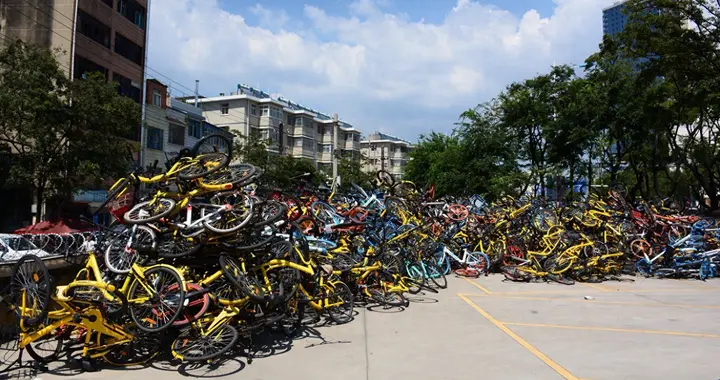 烧光200亿，倒闭70家企业，共享单车如何从资本红人变成垃圾山？