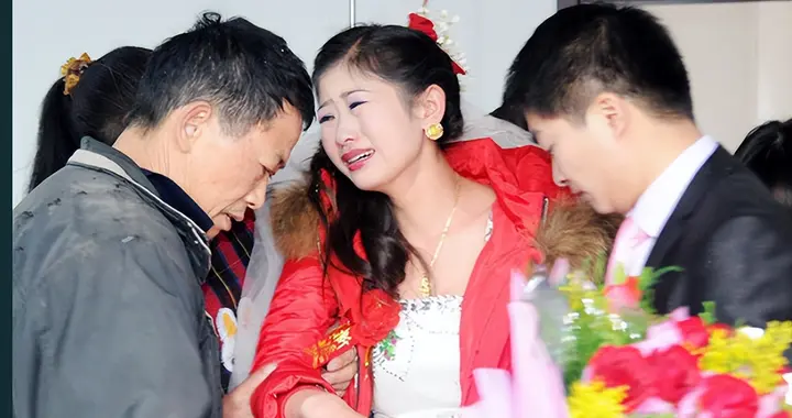养女防老成空话？婚俗巨变掏空父母家底，有女儿家庭面临三大难关