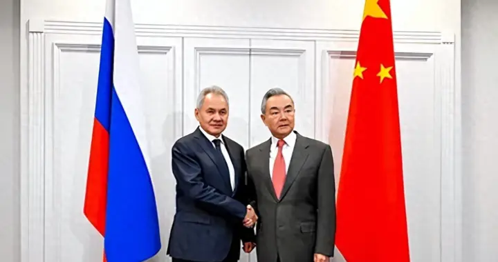 日本砸11万亿造“不沉航母”，中俄联手警告：冒险必遭双线打击！