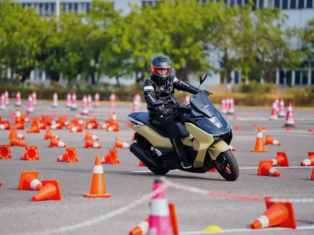 摩托车比汽车更难“开”吗？