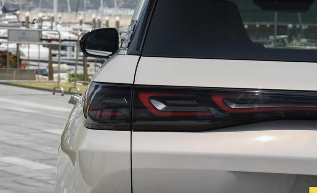 感受下比亚迪的诚意！全新中大型SUV，油耗0.94L+云辇C，才16万多