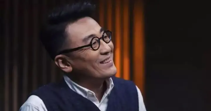 自嘲色情主播、曾被骂下流，一张桌子三把椅子，他凭什么做到传奇