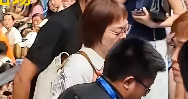 女子大闹上海大师网球赛，疑发表辱华言论，身份曝光，难怪嚣张