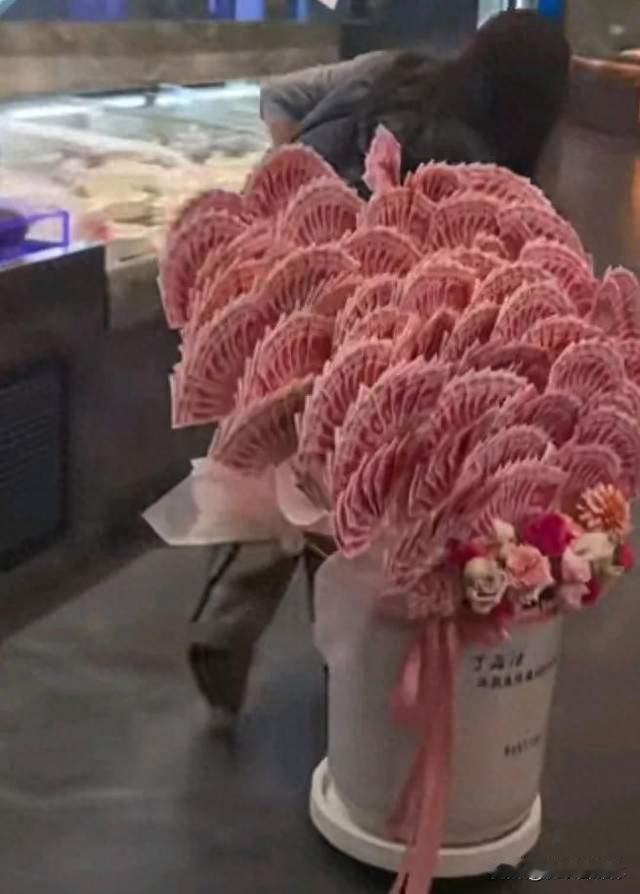 520钞票折花送女友！是真爱还是显摆？