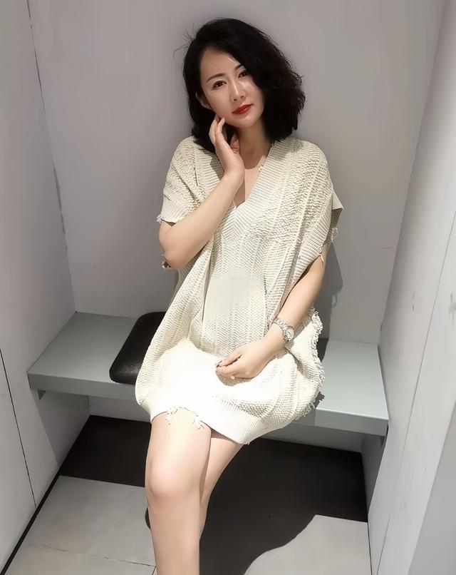 为什么她的米色针织衫穿出了奶油蛋糕般的温柔感？