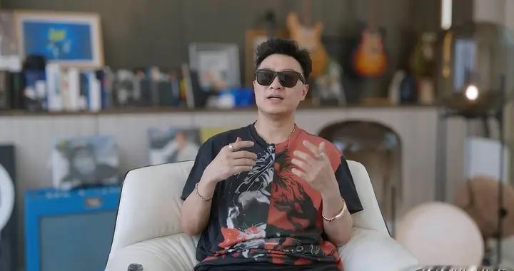 汪峰的歌词，就像加德满都的风铃水银般汇入我的眼睛