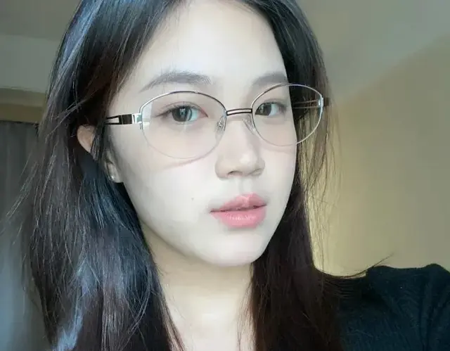 当世界褪去色彩时，不妨找一个情人