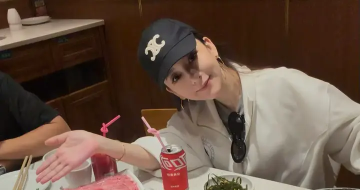 方媛在重庆录完节目回港，陪伴老公和孩子们，晒工作与生活日常