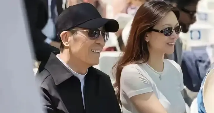 44岁陈婷近照曝光，陪张艺谋参加儿子耶鲁毕业典礼，气质贵气十足