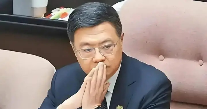 10万人投票一边倒！韩国瑜终于不摇摆，蓝白9员大将围剿卓荣泰？