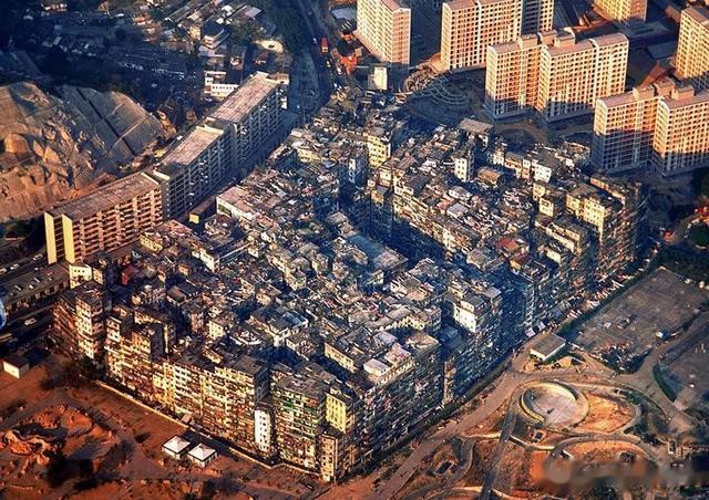 香港九龙寨城老照片：曾是香港最邪恶肮脏之地，警察根本不敢进入