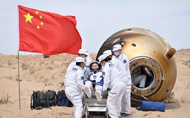 差距太大？神19号落地后，我国航天员被抬出舱，美国人却活蹦乱跳