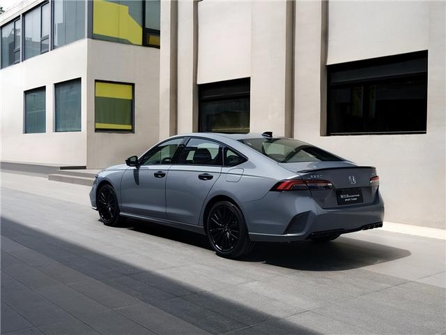 英仕派这抹深海幽蓝，成了我今夏最“行”的社交密码