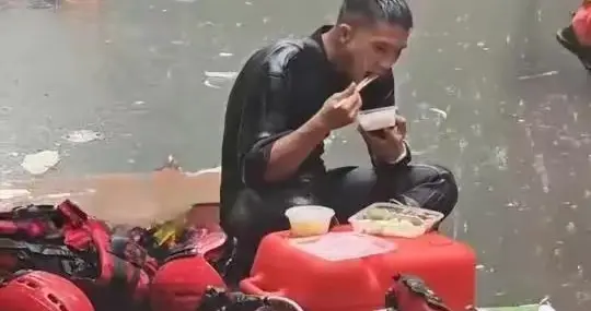 雨中端坐不肯进帐篷，这张照片藏着子弟兵刻在骨子里的担当