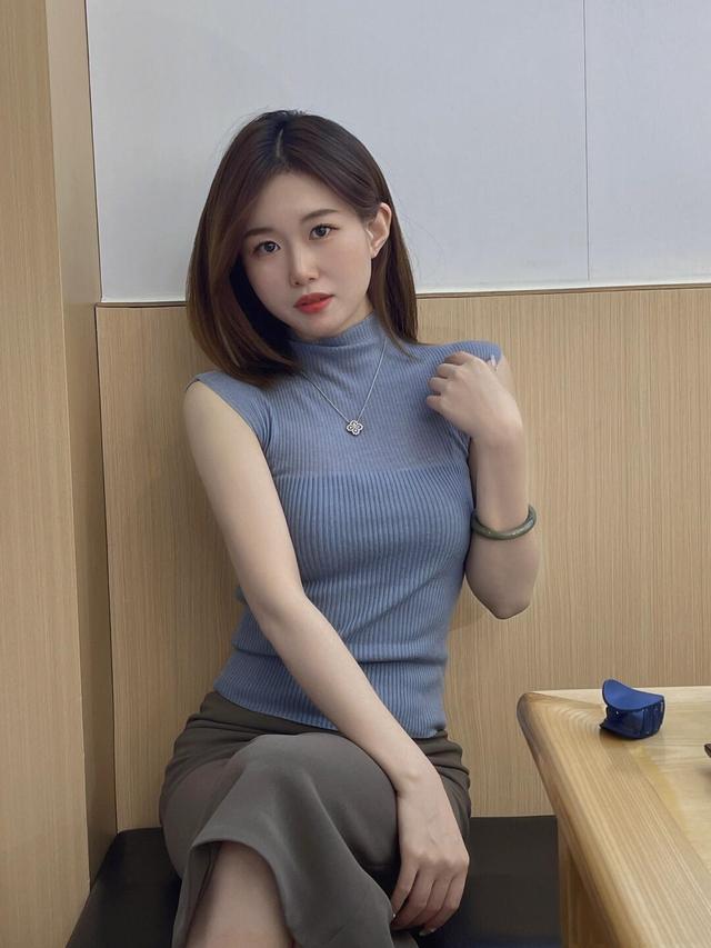 她用蓝色高领针织衫搭配灰色裙，竟比网红款还时髦！