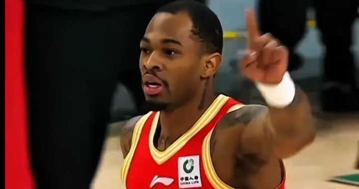 广厦外援雷琼塔克 这身体冲起来简直像蛮牛一样 太猛了