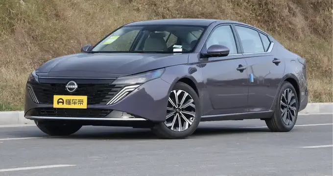 合资中型车市场又添"猛将"！配鸿蒙座舱，油耗低至6.4L，天籁够狠