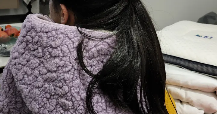 女儿上学忘记关门了！