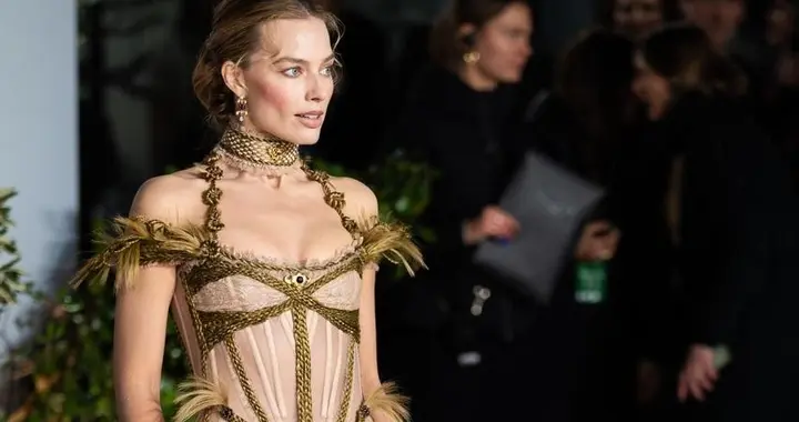 穿400万古董礼服！35岁小丑女资源惊人，换25套高定，戴400年珠宝